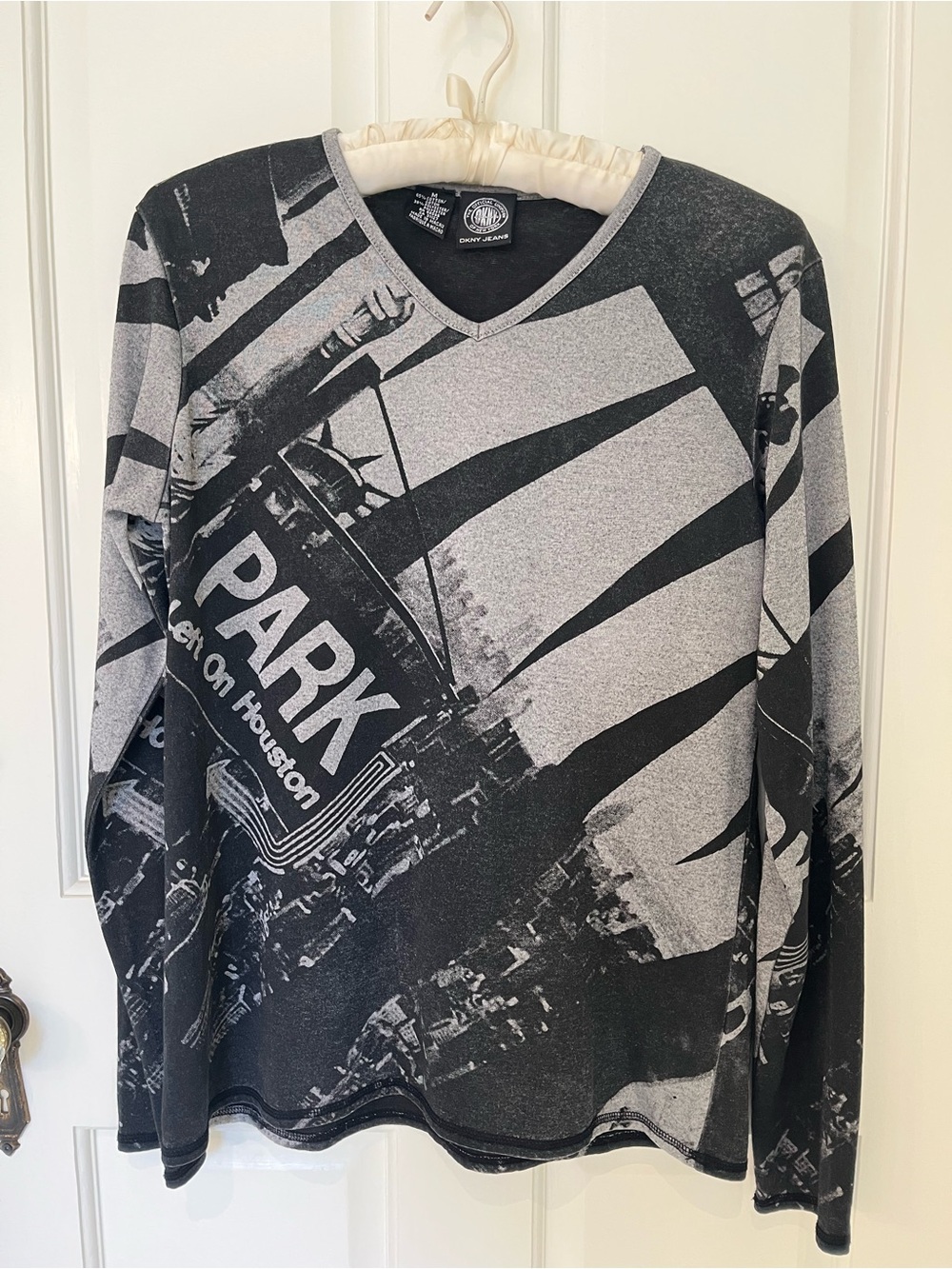 DKNY vintage v-neck "PARK Left On Houston" long sleeve t-shirt. Size M